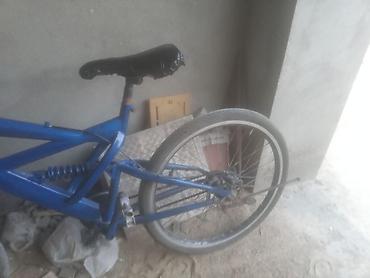 26 velosipedler: Mavi rəngli dağ velosipedi – tam asqılı (ön amortizator və arxa yaylı — 2