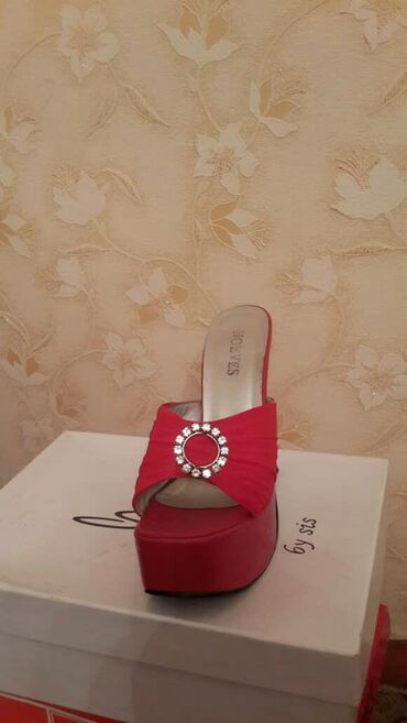 сандалии 36 размера: В связи с отъездом из КР срочно продаются красные колодки "Барби" с