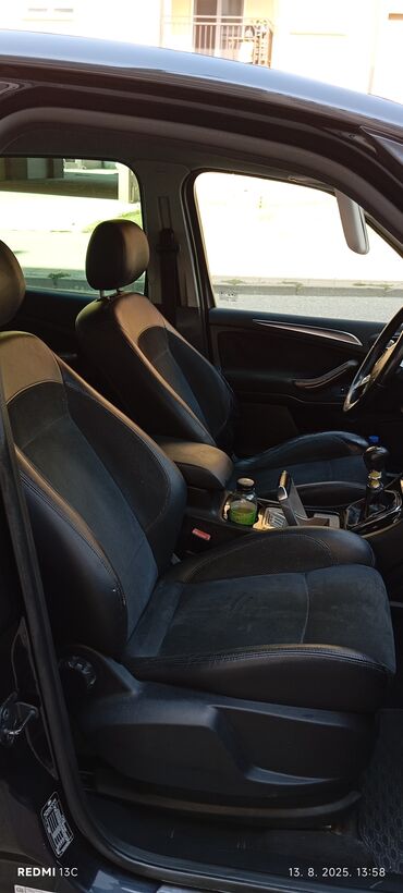 Ford: Crni Ford S-Max, prostran automobil dizajniran za porodične potrebe — 9
