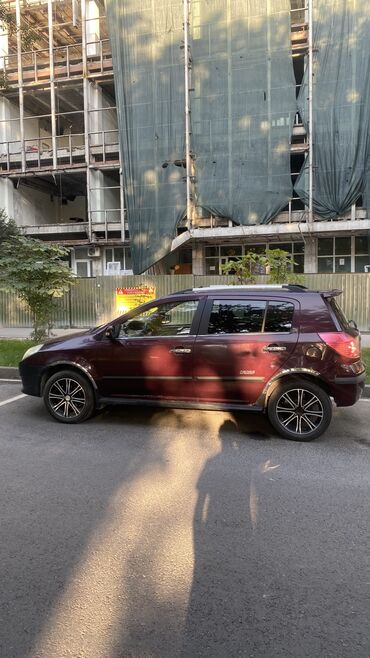 Geely: Geely MK Cross: 2013 г., 1.4 л, Механика, Бензин, Хэтчбэк — 4