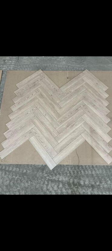 taxta çornu pol: Parquet taxta döşəmə panelləri – “balıqquyrugu” (herringbone) naxışlı