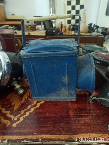 Çilçıraqlar: Bu, mavi rəngli, metal korpuslu vintage dəmiryol siqnal fənəridir
