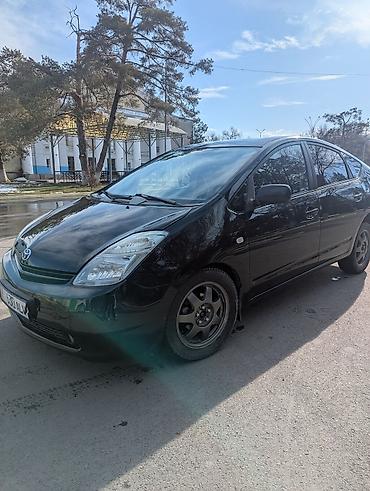 Другие детали салона: Toyota Prius — гибридный хэтчбек (салон) Особенности и оснащение: - — 9