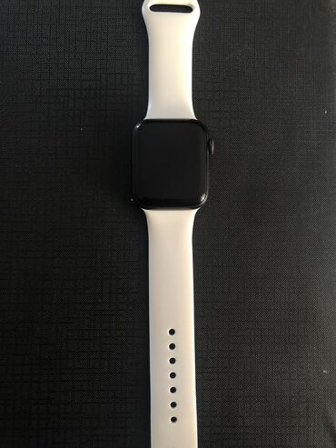 Apple Watch SE 44mm με σύνολο 6 λουράκια Το προϊόν το έχω εδώ και