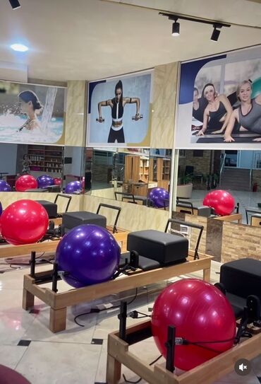 Nərdlər: Pilates studiyası – reformer avadanlıqları və fitnes topları ilə -