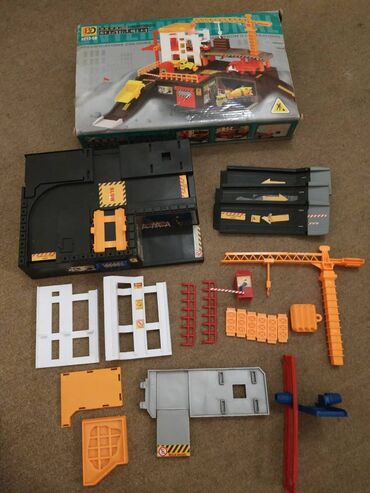 Igračke: Prodajem rasklopivu javnu garazu, u dobrom stanju, velicine 27 x — 2