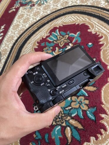 кабель type c: Компактная беззеркальная камера Sony Alpha a6300 черного цвета с