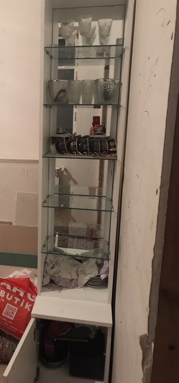 продажа офисной мебели бу: Ağ rəngdə şüşəli ətir üçün vitrin şkafı. Şkafda bir neçə şəffaf şüşə