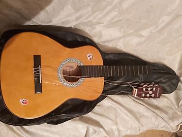 gibson gitara: Şəkildə göründüyü kimi kökləmə hissəsi qırılıb, pərpası mövcutdur — 2