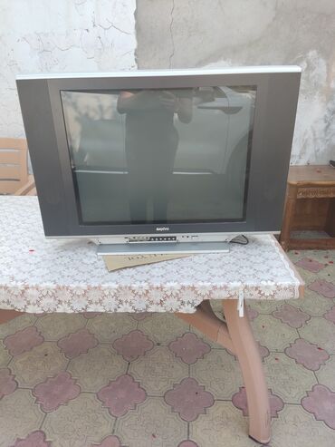 Televizorlar: Sanyo markalı, böyük ekranlı televizor. Evdə və ya bağ evində istifadə