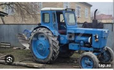 traktor altlıqlı bej bosonojkalar: Mavi rəngli traktor, kənd təsərrüfatı işləri üçün istifadə olunan