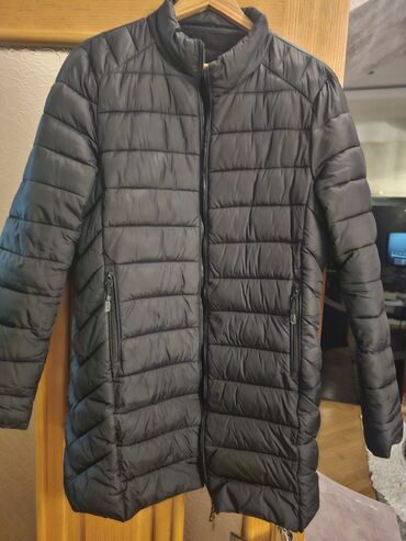 jaketlər: Qara rəngli uniseks puffer jaket, həm kişilər, həm də qadınlar üçün