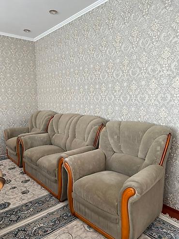 Комплекты мягкой мебели: Советский двухместный диван с двумя креслами, состояние хорошее, нигде — 5