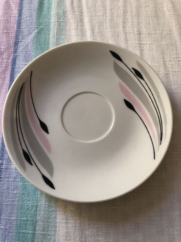 Kompleti posuđa: Od finog starog porcelana dve tacne bez šoljica, jedna šoljica sa — 7