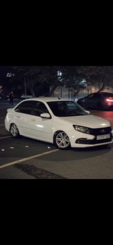 Lada Granta modelinin bu ağ rəngli sedanı dörd qapıya və geniş salona
