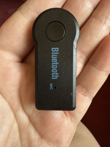 мышык сурот: Небольшой Bluetooth-адаптер черного цвета. Предназначен для