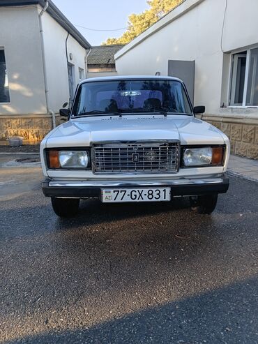 VAZ (LADA): VAZ 2107, ağ rəng, sedan. Xüsusiyyətlər: - Kuzov: 4 qapılı sedan — 2
