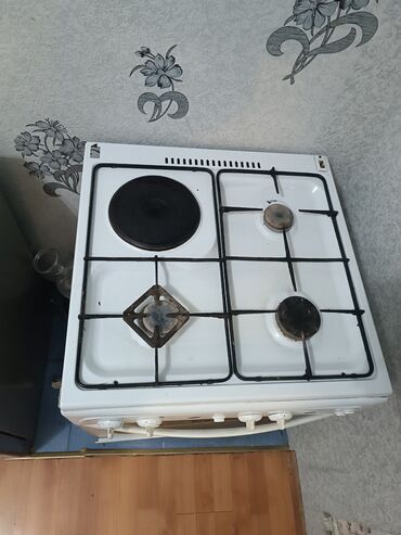 demir qapl: Gefest qaz-elektrik kombinə edilmiş soba-plitə - Üst hissə: 3 qaz