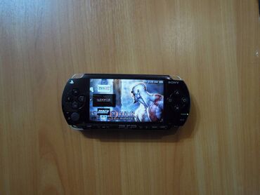 портативная игровая приставка: Sony PSP в хорошем рабочем состоянии, прошита. В комплекте чехол