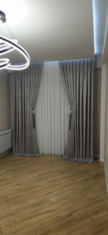 Parçalar: Ağ rəngli, nazik, şəffaf parçadır. Üzərində həndəsi naxışlar var — 15