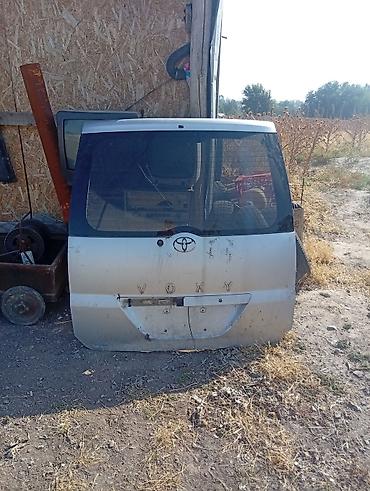 лак авто: Задняя пятая дверь (крышка багажника) для Toyota Voxy. Особенности: - — 1