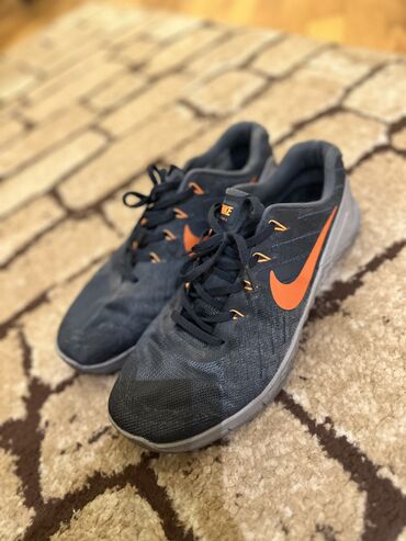 işlenmiş eşyalar: Nike ayaqqabı

Ölçü: 43