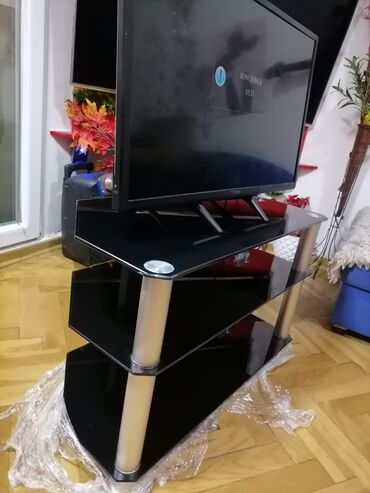 Komode: Sto stakleni ispravan dobar za TV. Kao nov je. Oko 80 /40 /50 — 17