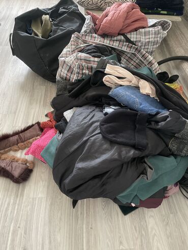 набор одежды: Две большие сумки вещи женские и мужские Есть и куртки за две сумки