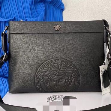 купить кожаный портфель мужской: Черная кожаная сумка Versace через плечо. Аксессуар имеет одно