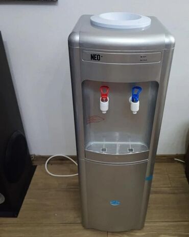 kosulja m: Aparat za vodu Cena: 12500 dinara Topla i hladna voda Prostor za