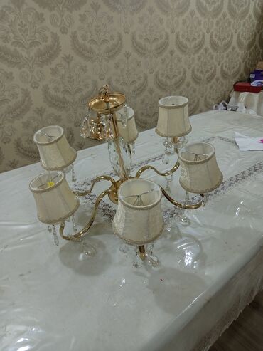 бронзовые люстры: Элегантная люстра с шестью плафонами, выполненная в золотистом цвете