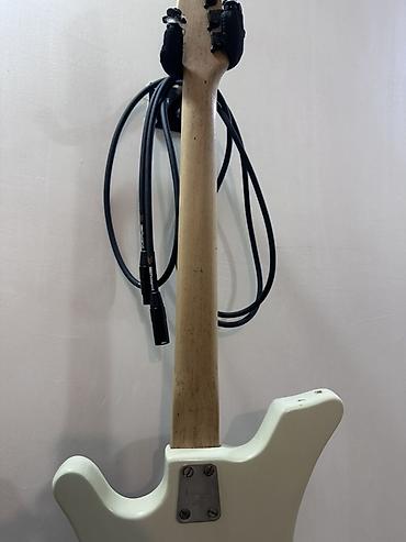 rock gitara: Gitara ideal veziyyetdedir. islekdir. uzerinde qara Fender burgular — 6