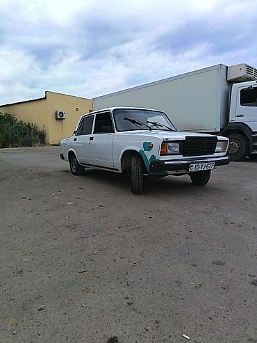yan güzgülər s: VAZ 2107 sedan – ağ rəng, qara radiator barmaqlığı və bamperlər, qara — 1