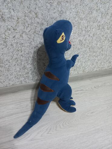 Oyuncaqlar: Dinozavr ~35 sm Ördək ~25 sm Tovuz quşu ~ 20sm Tutuquşu ~ 20 sm — 20