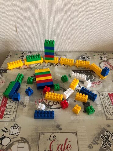 Oyuncaqlar: Lego,yaxshi veziyyetde.Boyuk detallar,rahat yigmaq uchun