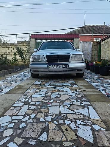 audi a6 2000: Mercedes-Benz E 230: 2.3 l | 1992 il Sedan — 2