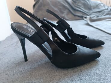 atraktivne crne cime broj: Prelepe crne sandalice
Jednom nosene
37 br