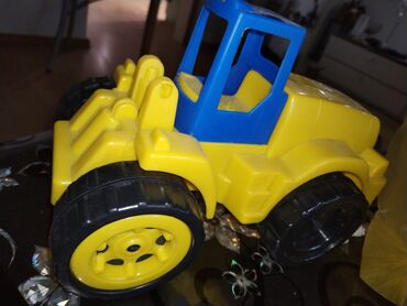 polovne igračke: Decija igracka-Traktor 
Cena- 350