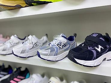 Детская обувь: Кроссовки и кеды — широкий выбор моделей на полках магазина. - — 13