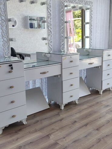 Salon guzguleri satilir‼️
580 azn.
Sumqayit
Aysel banu
