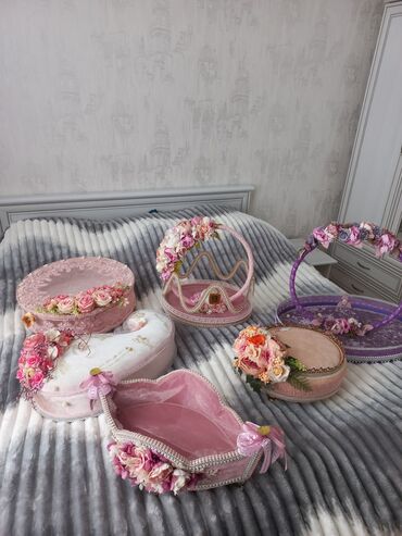 Xonça: Çəhrayı rəngdə, zərif güllərlə bəzədilmiş dekorativ səbət. Səbətin — 8