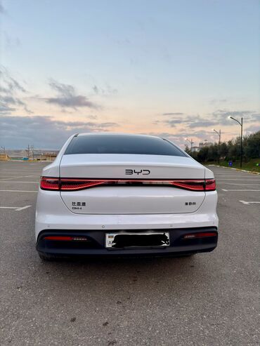 BYD: BYD Seal 0-5 DM-i sedan – ağ rəng, aerodinamik kuzovlu, arxa hissədə — 2