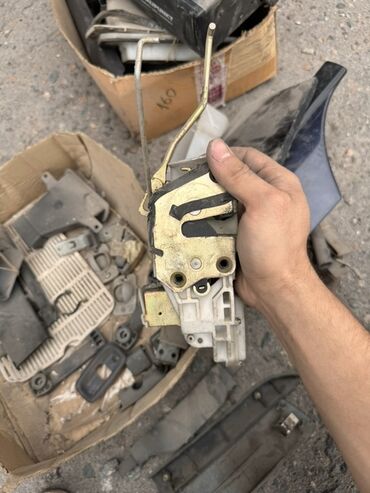 Другие автозапчасти: Набор различных автозапчастей, включая ремни безопасности, панель — 15