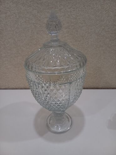 Вазы: Продаётся красивая ваза с крышкой Стекло Состояние идеальное город Ош