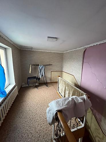 Продажа коттеджей и домов: 🏡 Продается уютный двухэтажный дом в ж/м Ак-Тилек! ✨ Отличный вариант — 14