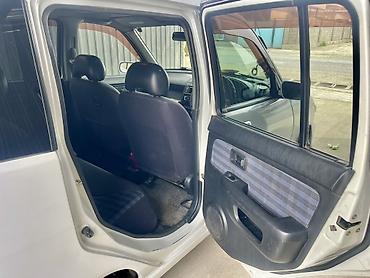 Частная аренда авто: Компактный городской хэтчбек Nissan Cube (JDM), белый цвет кузова — 8
