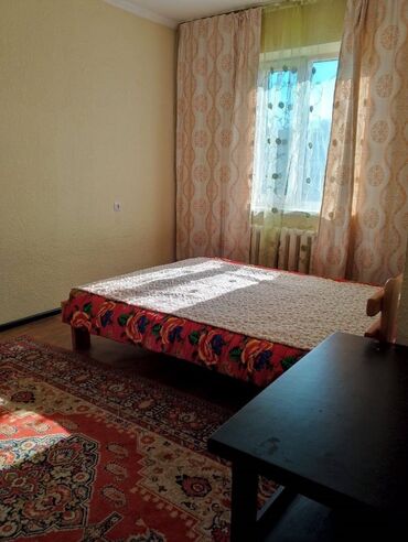 Долгосрочная аренда комнат: - Просторная спальня с двуспальной деревянной кроватью, прикроватной — 1