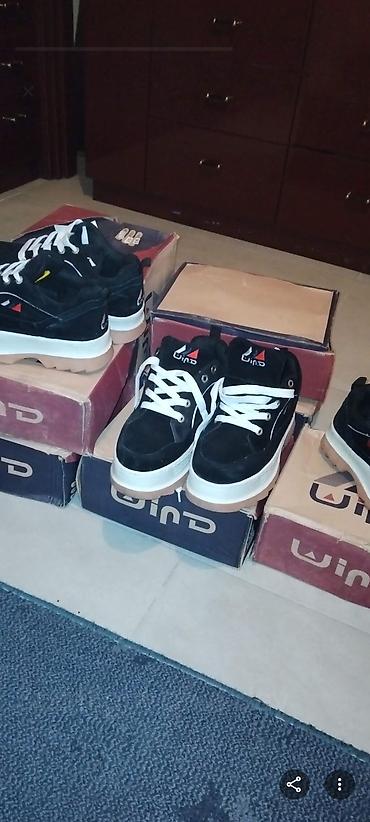 Ugaone garniture: Nameštaj – više artikala 1) Drvena vitrina sa staklenim krilima – — 27