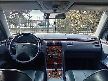 Mercedes-Benz: Mercedes-Benz E-Class (W210) sedan - Kuzov: 4 qapılı sedan, tünd mavi — 12