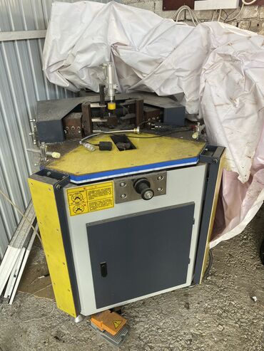 оборудование для производства газобетона цена: Продаю угло обжимной станок по производству алюминевых окон и дверей